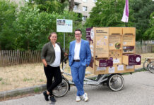 Es wächst: Aus Setzlingen wurden 15 Mini-Wälder Bezirksvorsteherin Christine Dubravac-Widholm und Klimastadtrat Jürgen Czernohorszky beim Wäldchen Hugo-Gottschlich-Park (Bild: Stadt Wien/Votava).
