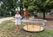 Dank den Kindern in Hietzing geht es im Streckerpark jetzt rund BV Johanna Zinkl freut sich, dass das neue Karussell vielen Kindern Freude macht © BV 13