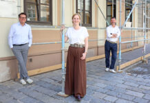 Frisches Licht für 180 Jahre altes Wohnhaus Stadträtin Elke Hanel-Torsch (M.), Stadtrat Jürgen Czernohorszky und Gregor Puscher, Geschäftsführer des Wohnfonds Wien (Bild: Stadt Wien/Votava).