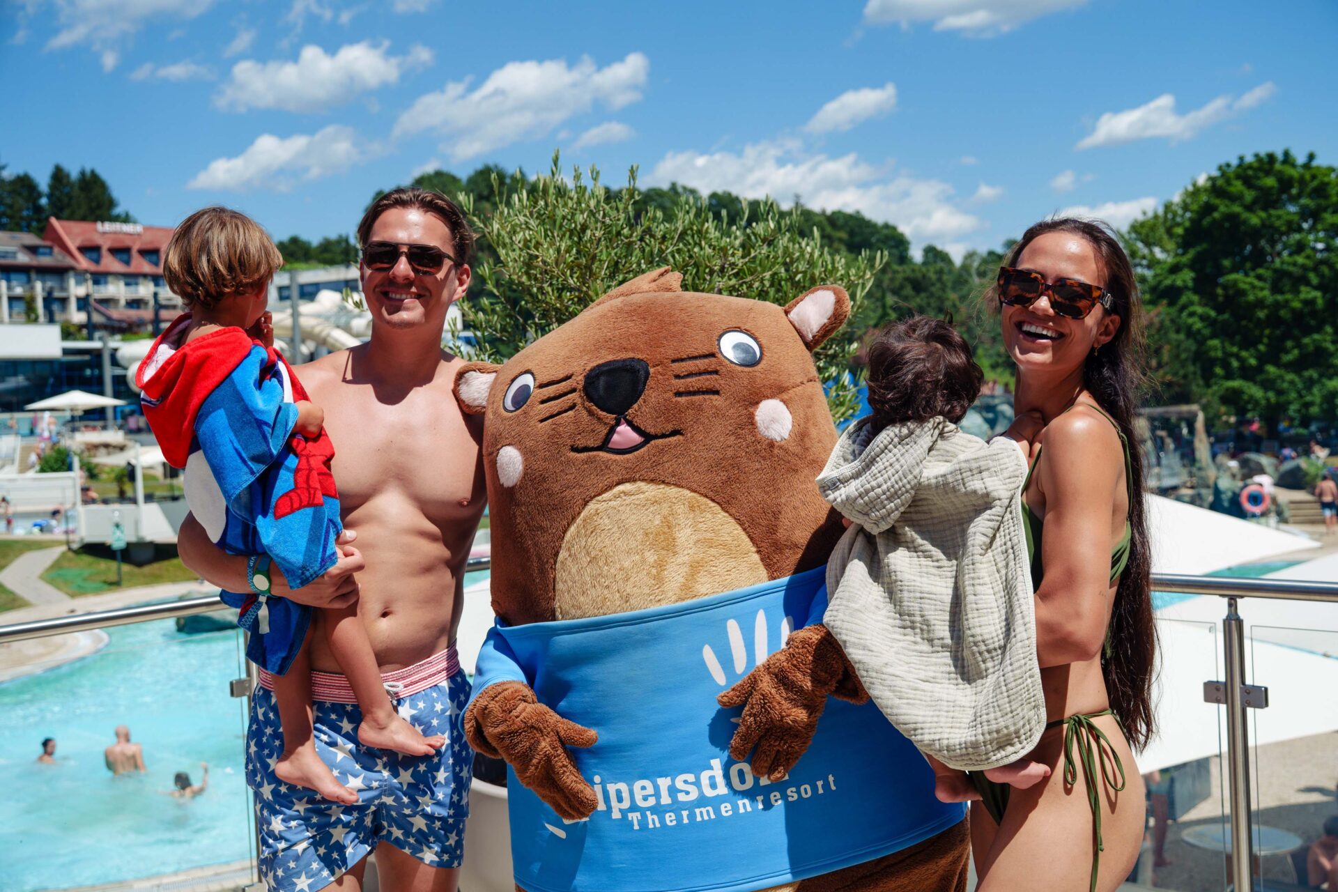 Philipp Knefz und Virginia Rox mit Familie und Thermen-Maskottchen Otto