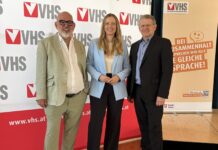 Bei der VHS endet im Herbst eine große Ära Noch-Geschäftsführer Herbert Schweiger (l.), Aufsichtsratschef Christian Deutsch und die designierte VHS-Geschäftsführerin Daniela Ecker-Stepp (Bild: Steiner).