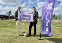 Fußball-Turnier bringt 3.000 Euro für Behindertensport Übergabe: Bestattung-Geschäftsführer Jürgen Sild übergibt den Scheck an Julian Hadschieff (Behindertensportverband, l.). Bild: Bestattung Wien