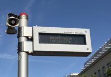 Verspätungen, Ausfälle: Öffi-Chaos lähmt die Stadt! Lähmend: Bus-Anzeigen haben offenbar einen Hitzekollaps (Bild: Privat).