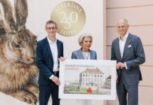 Gelbe Karriere: Dürer-Hase wandert auf Briefmarke Albertina-Generaldirektor Ralph Gleis, Vorständin und Präsidentin der Albertina-Freunde Edith Hlawarti und Post-Generaldirektor Walter Oblin mit der Sonderbriefmarke (Bild: Post AG).