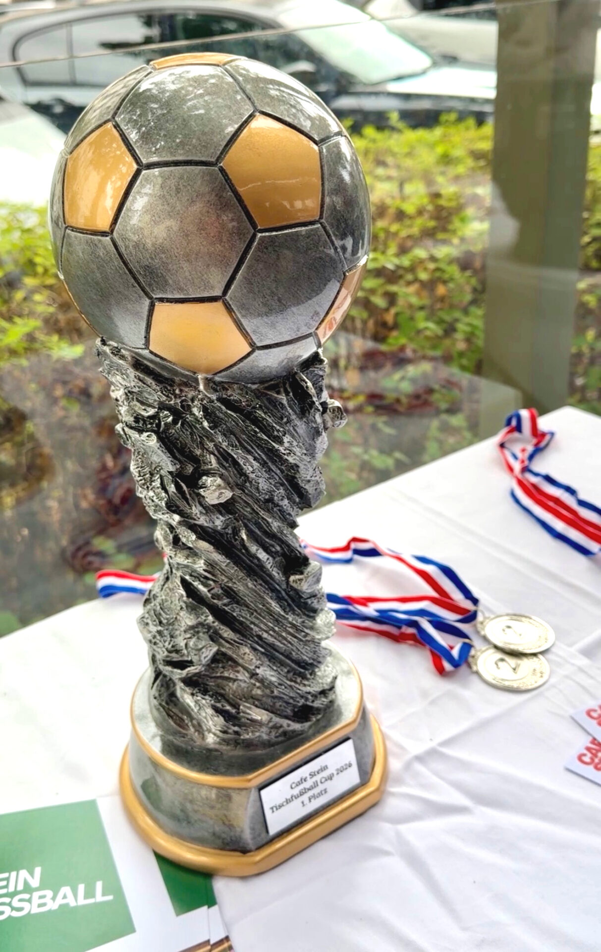 Der große Siegerpokal wurde nach Spielende an den ersten Platz übergeben – und die Freude über den Wuzzler-Triumph war entsprechend groß.