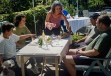 VinziRast am Land: Ab ins Grüne und dabei auch gleich Gutes tun Besucher werden in der VinziRast am Land auch verköstigt © Ernst Schlögelhofer