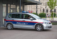 Wut-Ausbruch: Mann zerkratzt den Streifenwagen Direkt vor der Polizei-Station wurde das Einsatzfahrzeug zerkratzt (Bild: Istock).