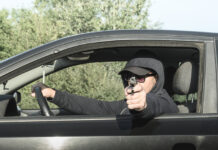 Schuss-Panik! Unbekannte feuern wild aus dem Auto Riesenschreck durch Schüsse aus dem Auto (Bild: Istock).