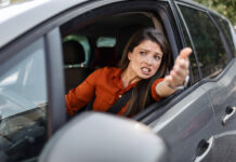 Lauter Baustellen: Stau-Alarm in vielen Bezirken! Die Autofahrerinnen und Autolenker brauchen im Sommer gute Nerven (Bild: Istock by Getty Images).