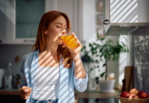 Achtung: Wenn die Sonne zu unserem „Feind“ wird Alkoholfreie Drinks sind im Hochsommer empfehlenswert (Bild: Istock).