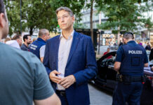 Jagd Nummer sieben auf freche Verkehrsrowdys! BV Figl im Gespräch mit der Polizei (Bild: Paola Komanek).