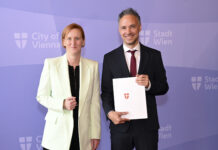 Das “Gebäudepickerl” für jeden Altbau kommt Elke Hanel-Torsch mit dem Leiter der Baupolizei (MA 37) Ilja Messner © Stadt Wien/Christian Jobst