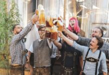 Austern und Kaviar treffen auf Freibier und Stimmung Wiesn Stimmung im Gleisgarten bei der Vienna Kraft Wiesn © Indira Bott