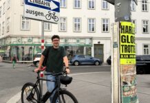 Radfahren gegen die Einbahn bringt mehr Zeitgewinn Bezirksvorsteher Luxenberger ist mit dem Rad unterwegs (Bild: BV Margareten).