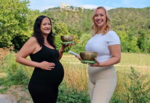 Kleine Stimmen, große Nähe: Werdende Mamas singen Gesangspädagogin Katharina Stiedl möchte mit ihrem Workshop, hier im Bild mit der werdenden Mutter Laila, die Mutter-Kind-Beziehung vor der Geburt verstärken (Bild: Claudia Reisinger).