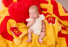 Emily ist das erste offizielle “McBaby” aus Simmering Abgerundet wurde die Überraschung von McDonald’s durch ein Familien- und Neugeborenen-Shooting. © McDonald’s Österreich