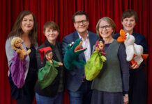 Eine Show: Kasperl-Tour im Otto-Wagner-Areal Gruppenbild mit Herr: Ulli Sima, Steffi Lamp, Jürgen Czernohorszky, Michaela Schüchner und Susanne Haase (Bild: Kinderfreunde Wien).