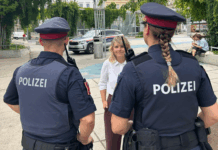 Yppenplatz: Waffenverbots- und Schutzzone bleibt Bezirkschefin Lamp vorort mit der Polizei: Die Schutzzone bleibt (Bild: BV 16).