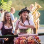19 Neustifter Kirtag Hiata mit Erntekrone beim Ansingn der Gäste