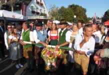 Vier Tage lang wird Neustift wieder zur großen Festmeile 19 Neustifter Kirtag Umzug mit der Hauerkrone