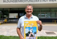 Floridsdorf macht Schulwege fit für den Herbst Bezirkschef Papai mit der neuen Schulweg-Broschüre (Bild: BV 21).