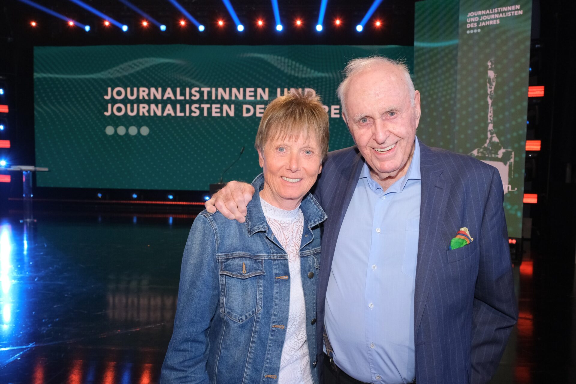 Kuhn auf einer
Linie mit Annemarie Moser-Pröll.