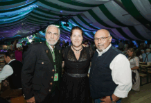 Neue Bezirks-Wiesn: Wiens Vorsteher feiern gemeinsam Wiener Bezirksblatt-Geschäftsführer Christian Pöttler mit Christine Dubravac-Widholm (20.) und Peter Jagsch (17.).