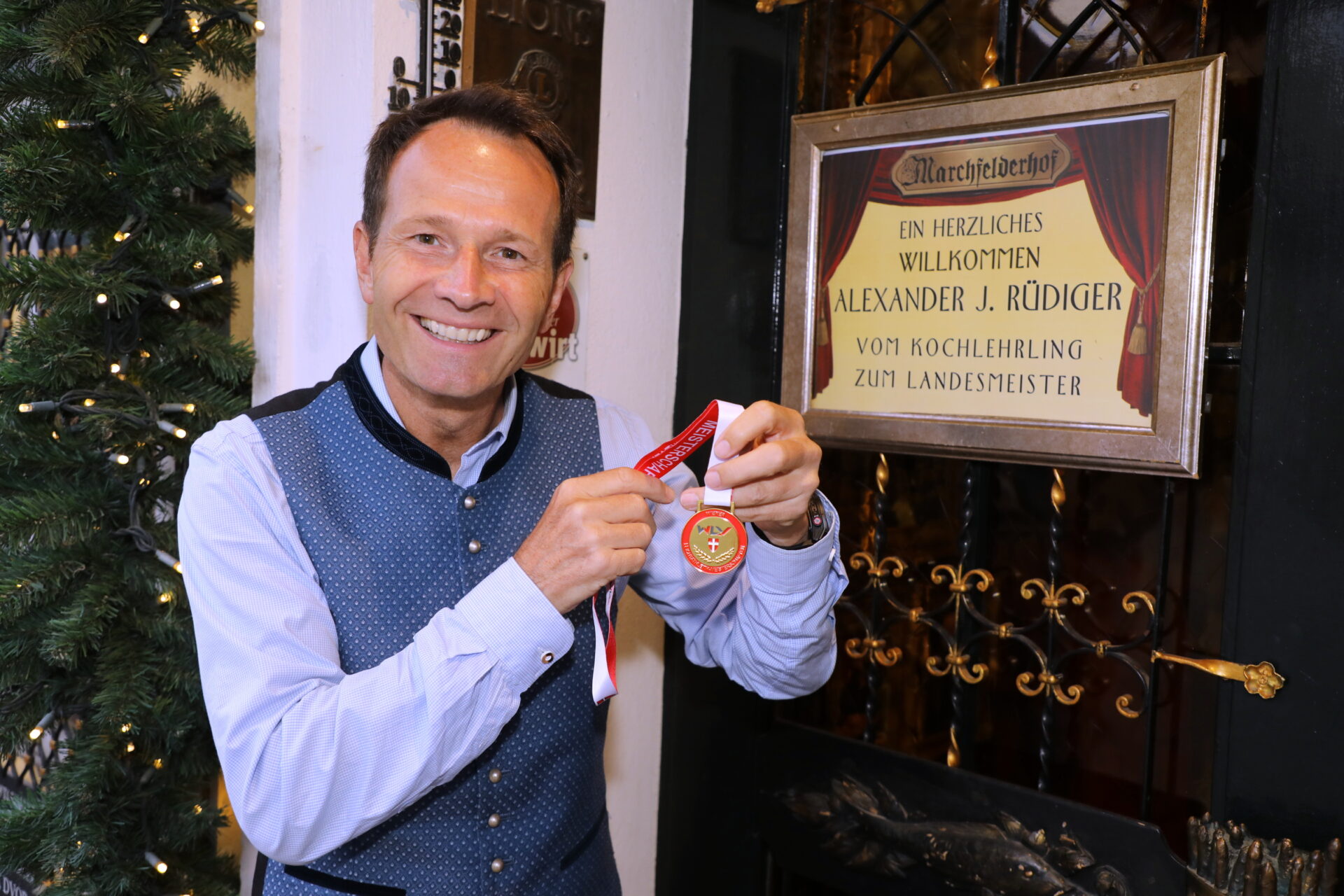 Alexander Rüdiger mit Medaille