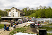 Benefiz: „Vinzirast in Concert” geht in die zweite Runde Das Konzert am Teichsteg der VinziRast am Land in Mayerling (NÖ) verbindet Musik, Humor und gesellschaftliches Engagement. © Vinzirast