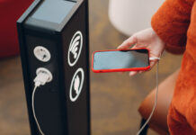 Neue kostenlose Lade-Stationen in fünf Parks Handy-Laden ist in Parks möglich (Bild: Istock).