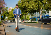 E-Scooter: WBB-Leser verlangt Kennzeichen-Pflicht Der WBB-Leser trägt Helm und führt gesittet – er hat aber von den Rowdies genug (Bild: Istock).