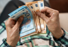 70.000 Euro weg! Falscher Polizei-Boss legt Seniorin rein Eine Seniorin fiel auf einen schlimmen Polizei-Trick rein (Bild: Istock by Getty Images).