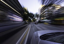 Raser-Wahnsinn: Mit 180 km/h durch 80er-Zone! Viele irre Raser wurden geschnappt – und 19 Führerscheine abgenommen (Bild: Istock).