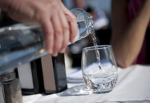 Das Extra-Glas Leitungswasser wird häufig verrechnet Glas Wasser im Restaurant