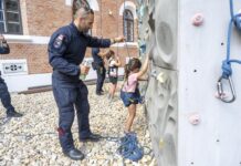 Ferien-Vergnügen mit unseren Freunden und Helfern Am Übungsturm der WEGA könnt ihr selbst euer Klettergeschick unter Beweis stellen! © LPD Wien