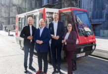Citybusse im Wandel: Neue Strecken zum Jubiläum Die Bezirkschefs Figl, Nikolai und Lessacher mit Dompfarrer Toni Faber (Bild: Paula Komanek).