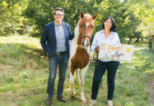 Ein Jubiläum mit Herz: 30 Jahre Pferde-Therapie Jubiläumstreffen: Stadtrat Jürgen Czernohorszky, Therapiepferd Sirius und die stellvertretende Lichtblickhof-Geschäftsführerin Verena Bittmann (Foto: Stadt Wien).