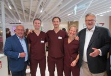 Hernals bekommt ein modernes Gesundheitszentrum Das Ärztetem der PVZ Hernals mit Bezirkschef Jagsch und Stadtrat Hacker bei der Eröffnung.
