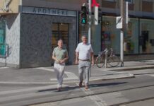 Rot oder Grün? Floridsdorf hat Ampel, die mitdenkt BV Papai & BV-Stv. Fischer überqueren den intelligenten Kreuzungsbereich (Bild: BV 21).