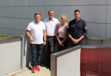 Cool bleiben: Neue Klimageräte für Polizei-Wachzimmer Walter Strallhofer (Vorsitzender FSG Polizei Wien), Bezirksvorsteher Georg Papai, Claudia Lechner (Vorsitzende des Dienststellenausschusses SPK 21) und Kontrollinspektor Nios (Kommandant der PI Kürschnergasse, v.l.n.r.I) BIld: BV 21