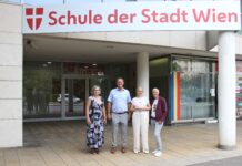 In Floridsdorf bekommt Bildung noch ein Zuhause Barbara Bauer, Schulleitung, BV Georg Papai, Andrea Trattnig, Abteilungsleiterin Stadt Wien – Schulen (MA 56) und Sabine Prohaska, Schulqualitätsmanagerin - Bildungsdirektion für Wien © BV 21