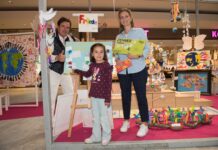 Ausstellung: Kleine Künstler haben große Botschaft HUMA ELEVEN Center-Managerin Sabine Dreschkay übergibt den Preis für den Publikumsliebling der Ausstellung © Andreas Böhm