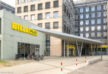 Super! Ein neuer Markt hat im 2. Bezirk eröffnet Der neue Standort überzeugt durch ein modernes und offenes Marktdesign mit großer Glasfassade. © RobertHarson