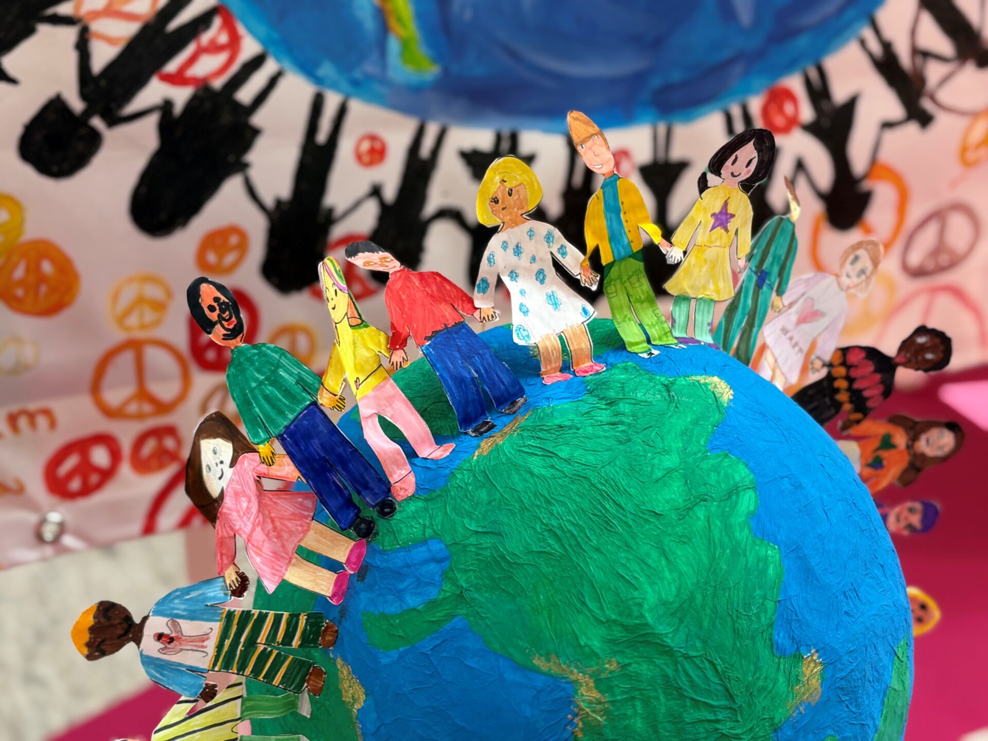 „Frieden – Gemeinsam. Miteinander. Verbunden“ ist das Thema der Kunstwerke © Huma Eleven 