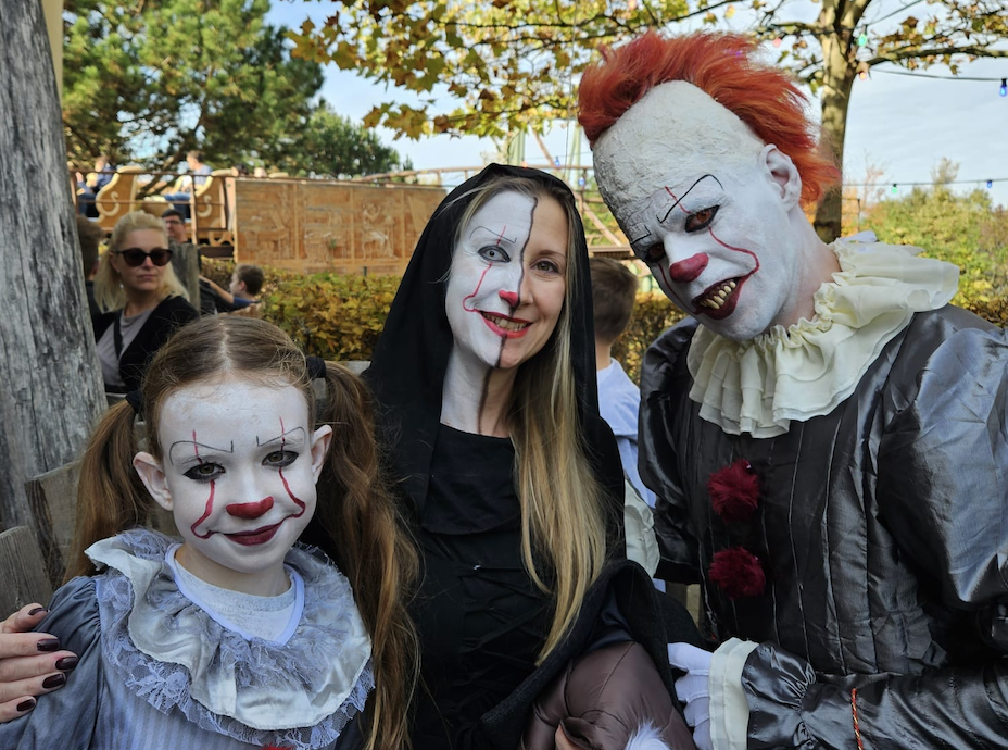 Amelie, Daniela und Mario Riemel laden auch heuer wieder zum schaurig schönen Halloween-Spektakel in den gruseligen Zukunfsthof. © privat