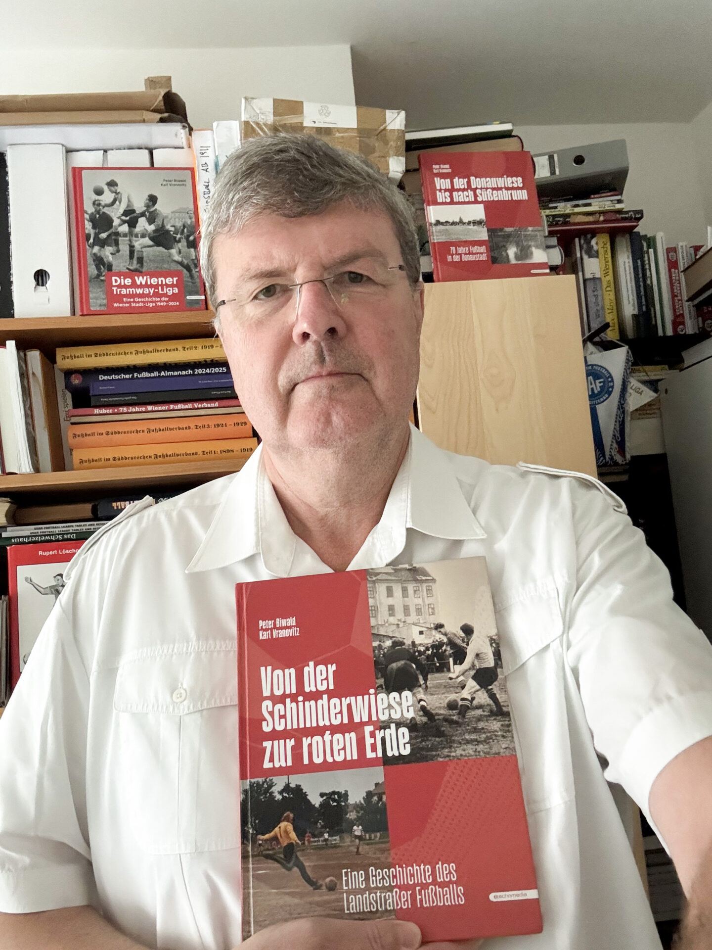 Peter Biwald mit seinem Landstraßer Fußball-Buch (Bild: Biwald).
