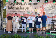 Die “Ping-Pong-Flöhe” schoben die ruhigste Kugel Wohnbaustadträtin Elke Hanel-Torsch (l.) gratulierte den siegreichen Ping-Pong-Flöhen © L. Schedl