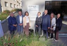 Gemeindebau NEU wird “Sabine-Oberhauser-Hof” Gesundheits- und Sozialministerin Korinna Schumann, WIGEBA-Direktor Paul Steurer, interim. Direktorin Wiener Wohnen Katharina Klement, Frauen- und Wohnbaustadträtin Elke Hanel-Torsch, Witwer Gerold Oberhauser mit Familie (v.l.) © Stadt Wien/Martin Votava