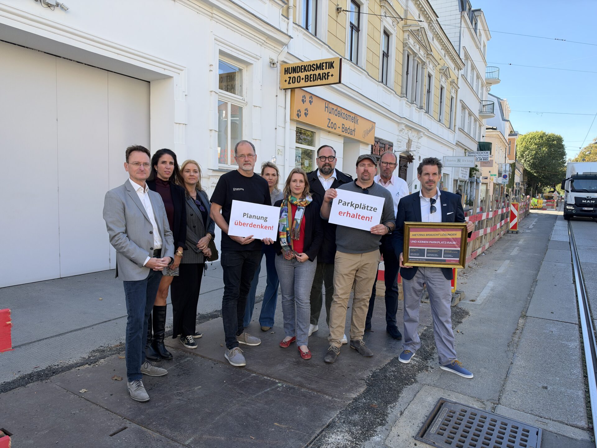 BV Johanna Zinkl, Peter Sverak, Georg Fuchs (m.) und Bezirksvize Thomas Gerstbach (r.) mit Unternehmern aus Alt-Hietzing. Thomas Peschta (r.) vertritt die Interessen der Gastronomen. © Berger