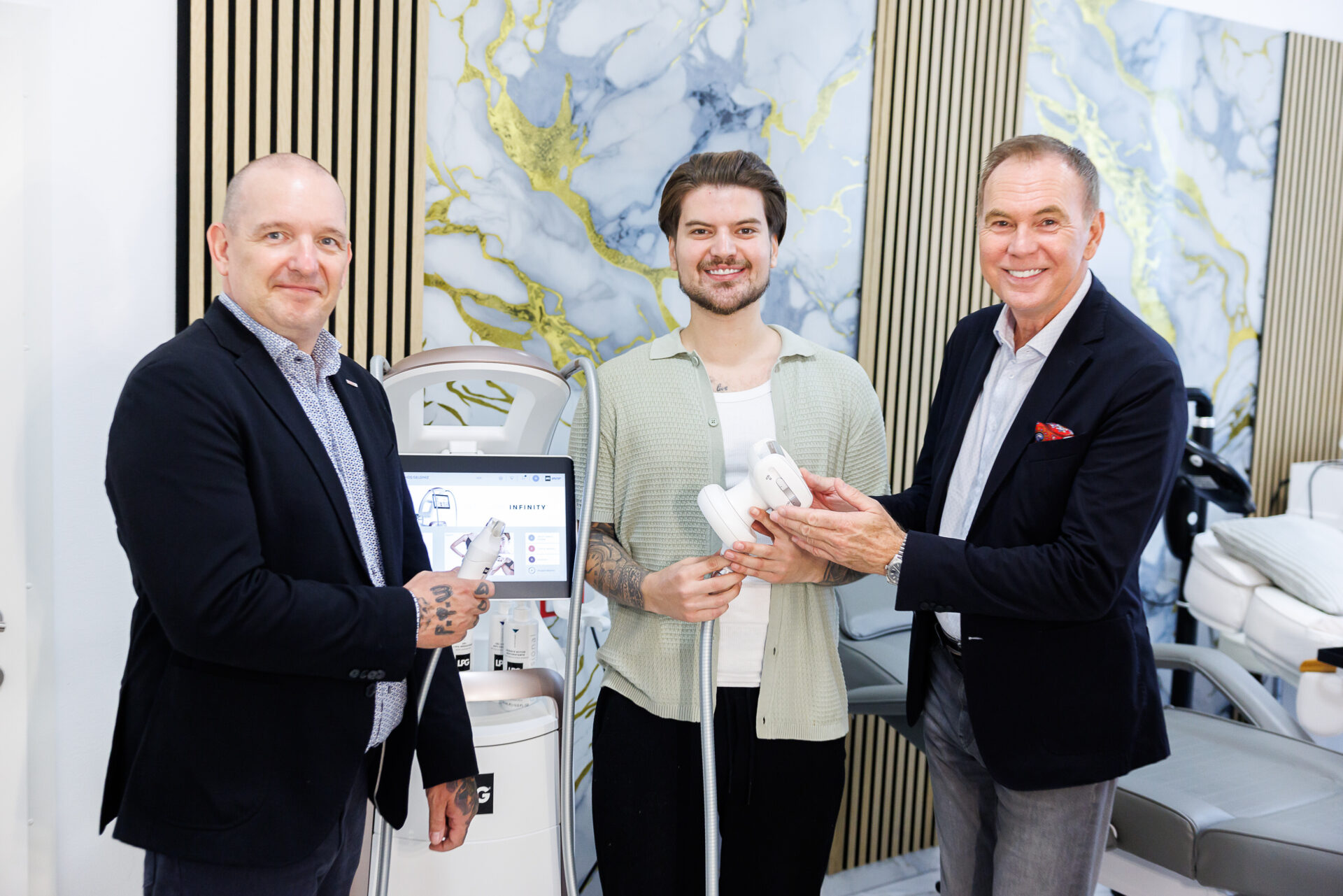 Innungsmeister Erich Mähnert, Muhammed Enes Demirel und Spartenobmann Gerhard Komarek (v. l., Bild: Florian Wieser)